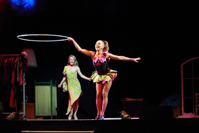 Marina Skulditskaya beim Hula-Hoop-Workshop am Tag der offenen Tür im Friedrichsbau Varieté