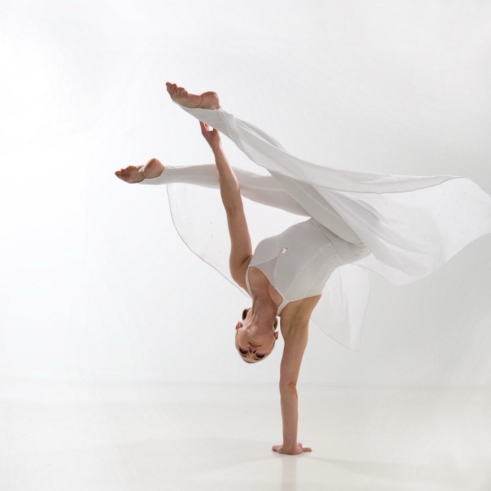 Marina Skulditskaya in einer Handstand-Pose beim Fotoshooting zum Showact "Vision"