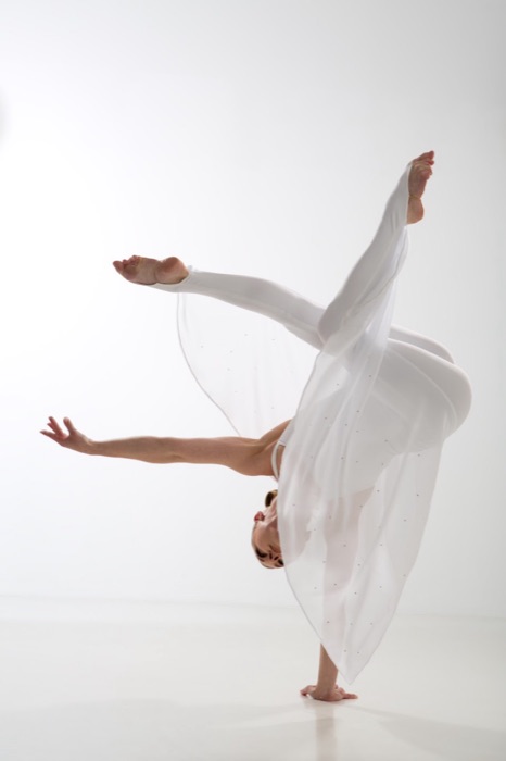 Marina Skulditskaya in einer Handstand-Pose beim Fotoshooting zum Showact "Vision"