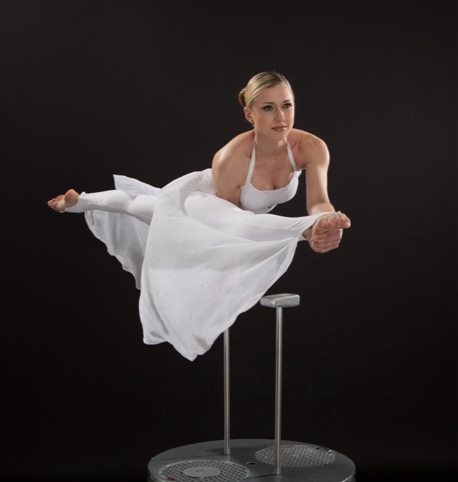 Marina Skulditskaya in einer Handstand-Pose beim Fotoshooting zum Showact "Vision"