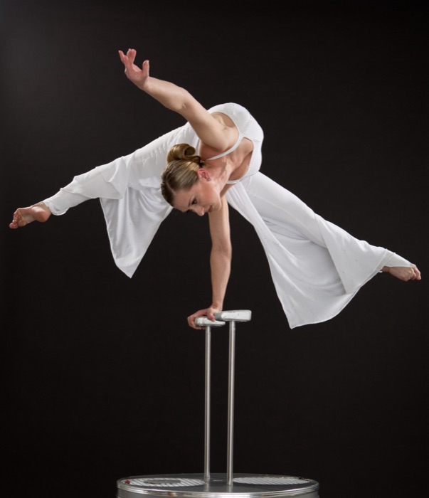 Marina Skulditskaya in einer Handstand-Pose beim Fotoshooting zum Showact "Vision"