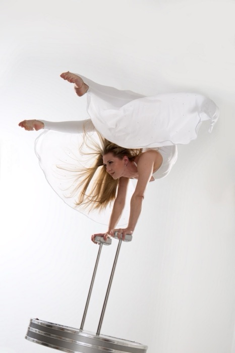 Marina Skulditskaya in einer Handstand-Pose beim Fotoshooting zum Showact "Vision"