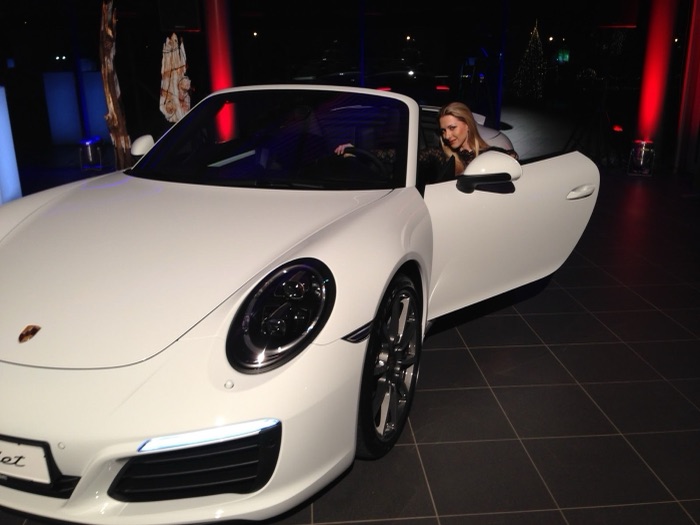 Marina Skulditskaya mit ihrem Handstand-Showact "Vision" bei der Porsche-911-Präsentation in Pforzheim