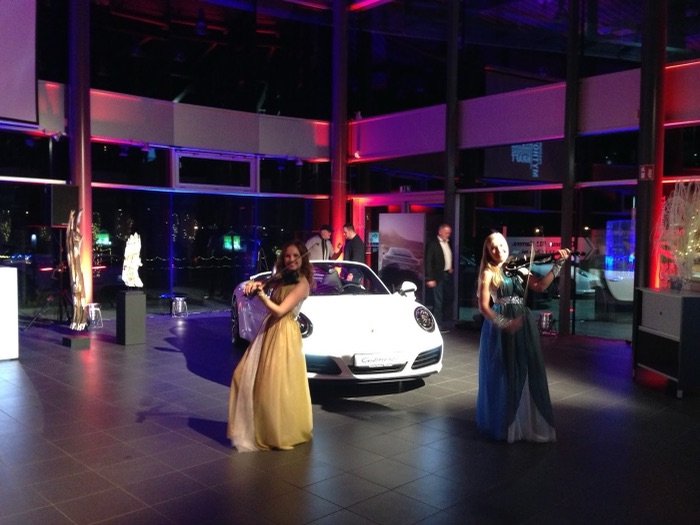 Marina Skulditskaya mit ihrem Handstand-Showact "Vision" bei der Porsche-911-Präsentation in Pforzheim