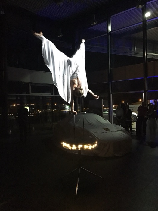 Marina Skulditskaya mit ihrem Handstand-Showact "Vision" bei der Porsche-911-Präsentation in Pforzheim
