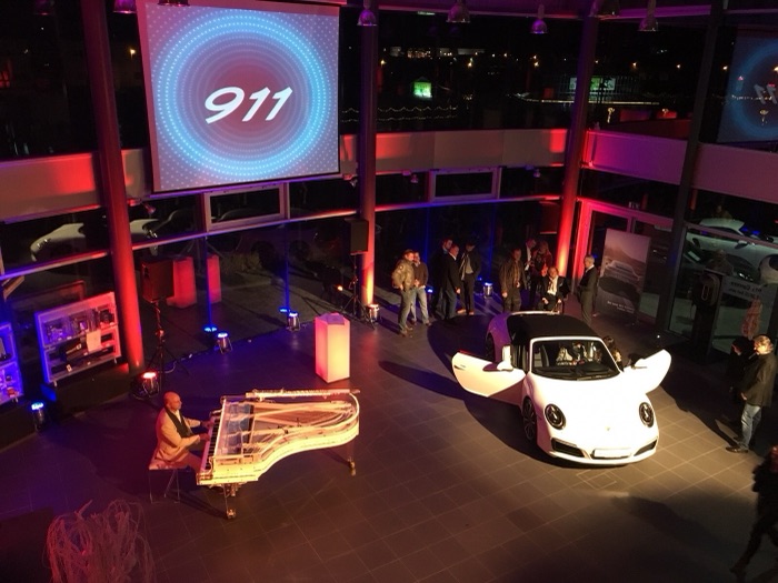 Marina Skulditskaya mit ihrem Handstand-Showact "Vision" bei der Porsche-911-Präsentation in Pforzheim
