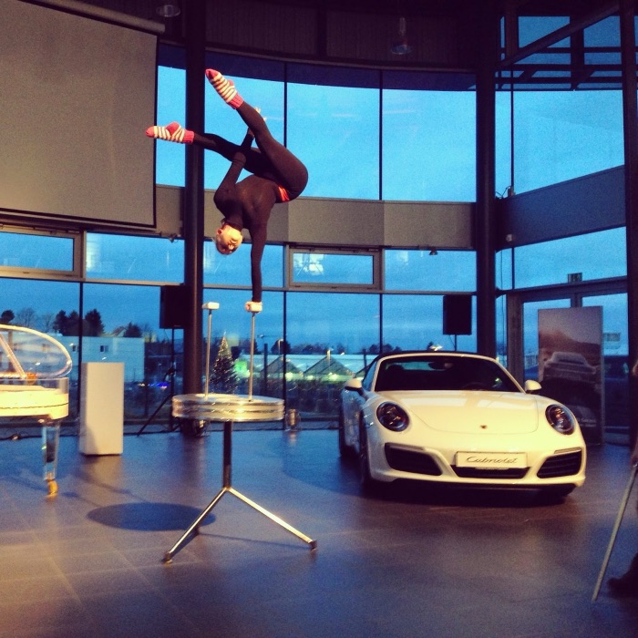 Marina Skulditskaya mit ihrem Handstand-Showact "Vision" bei der Porsche-911-Präsentation in Pforzheim