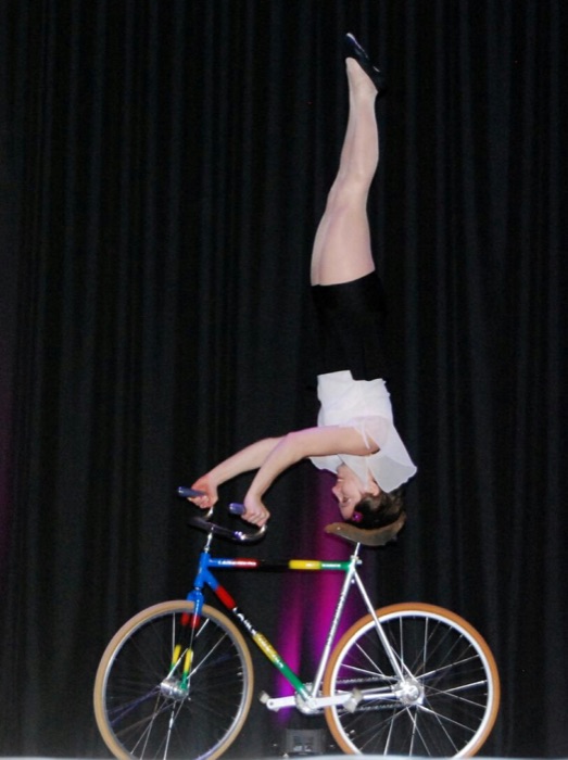 Marina Skulditskaya und Timo Marc bei der Illusion "Magic meets acrobatic" im Holzgerlinger Varieté