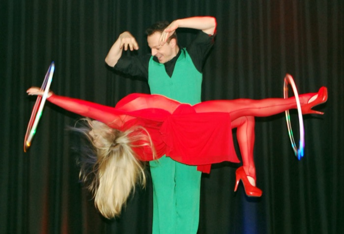 Marina Skulditskaya und Timo Marc bei der Illusion "Magic meets acrobatic" im Holzgerlinger Varieté