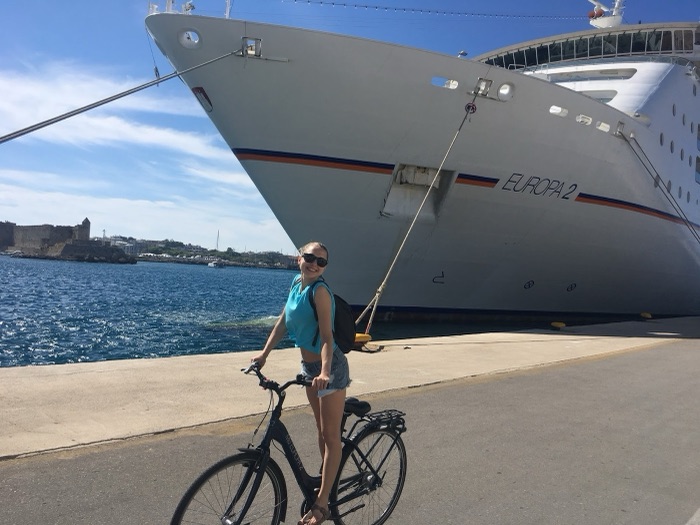 Marina Skulditskaya mit dem Künstlerteam auf dem Kreuzfahrtschiff MS Europa 2