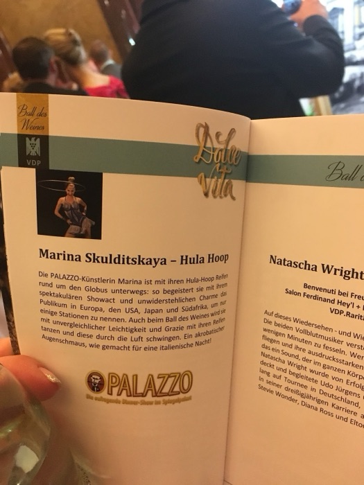 Marina Skulditskaya mit ihrem Hula-Hoop-Showact beim Ball des Weines 2018 in Wiesbaden
