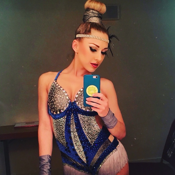 Marina Skulditskaya mit ihrem Hula-Hoop-Showact beim Ball des Weines 2018 in Wiesbaden