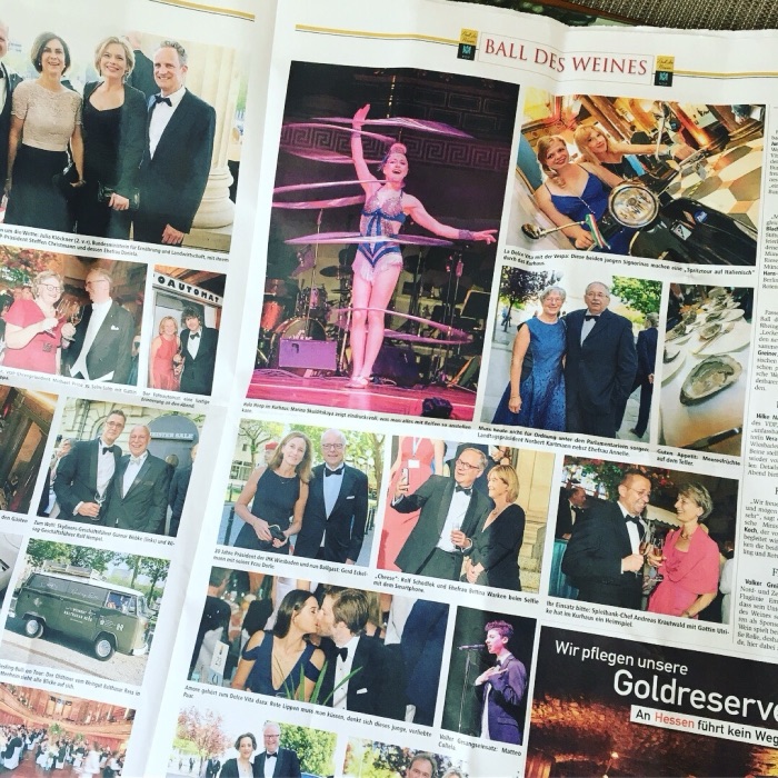 Marina Skulditskaya mit ihrem Hula-Hoop-Showact beim Ball des Weines 2018 in Wiesbaden