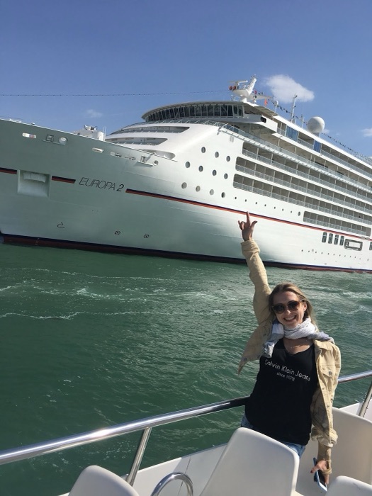 Marina Skulditskaya beim Showprogramm an Bord des Kreuzfahrtschiffs MS Europa 2