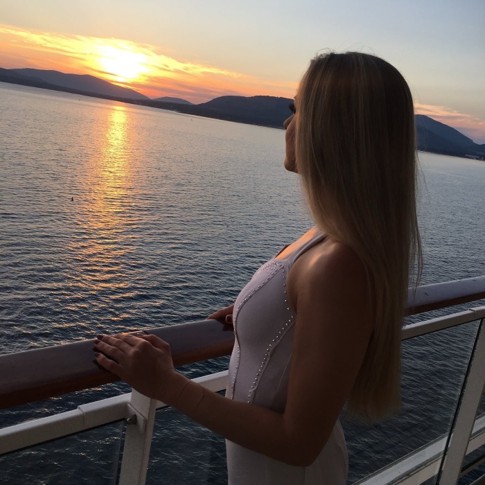 Marina Skulditskaya beim Showprogramm an Bord des Kreuzfahrtschiffs MS Europa 2