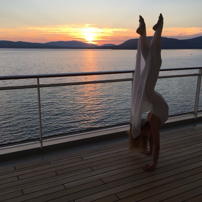 Marina Skulditskaya beim Showprogramm an Bord des Kreuzfahrtschiffs MS Europa 2