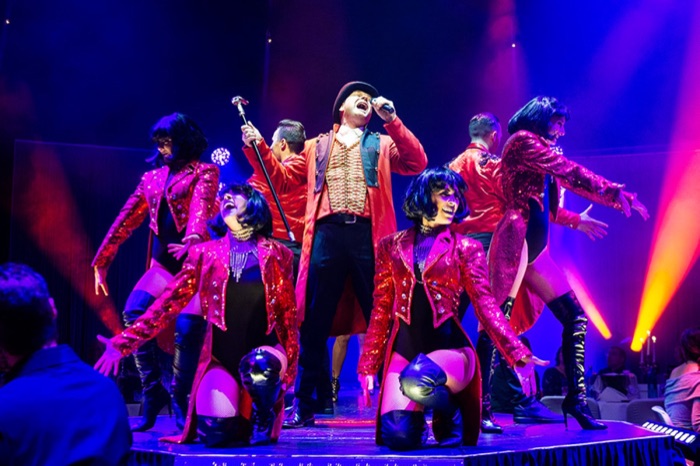 Marina Skulditskaya mit dem Ensemble von The Great Show im Winter Varieté Heidelberg