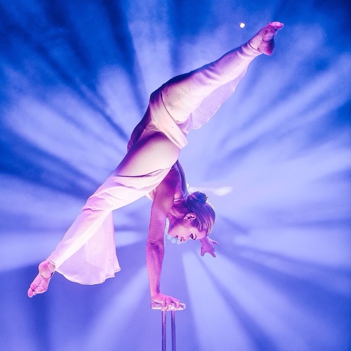 Marina Skulditskaya mit dem Ensemble von The Great Show im Winter Varieté Heidelberg