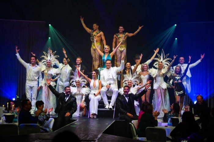 Marina Skulditskaya mit dem Ensemble von The Great Show im Winter Varieté Heidelberg