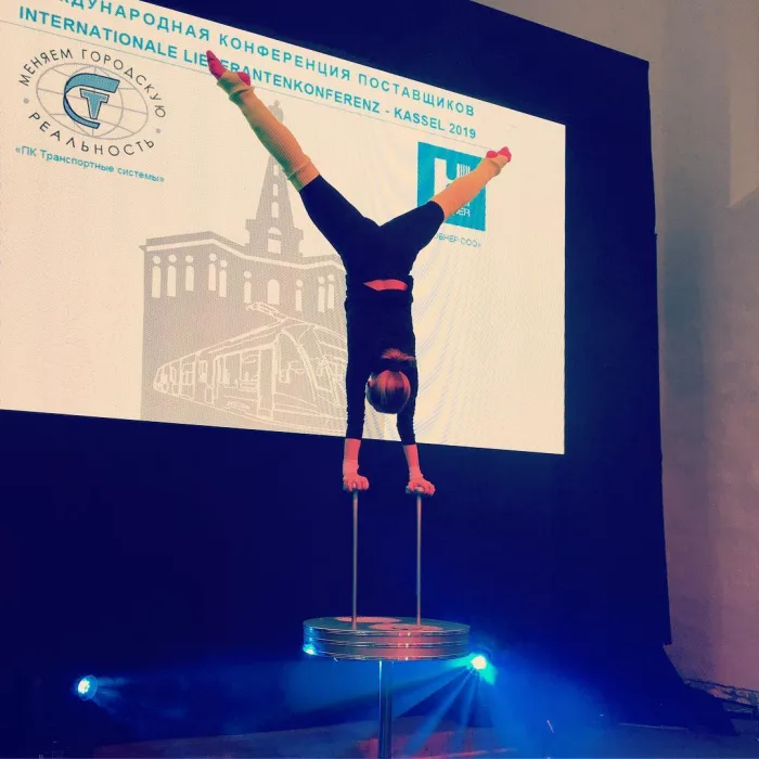 Marina Skulditskaya bei ihrem Handstand-Showact auf der Gala im Renthof Kassel
