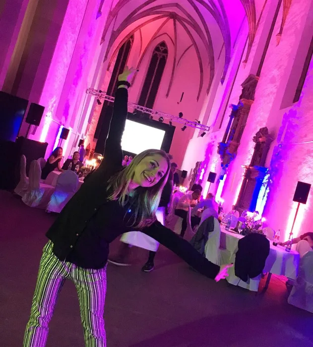 Marina Skulditskaya bei ihrem Handstand-Showact auf der Gala im Renthof Kassel