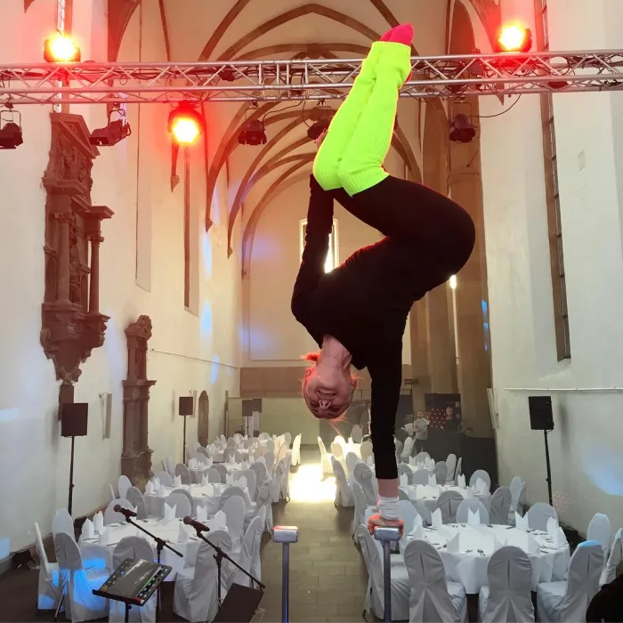 Marina Skulditskaya bei ihrem Handstand-Showact auf der Gala im Renthof Kassel