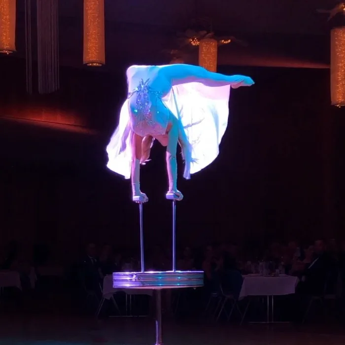 Marina Skulditskaya bei ihrem Handstand-Showact beim Margeritenball in Gersthofen