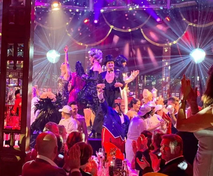 Marina Skulditskaya in der Dinnershow Verführung im Spiegelpalast Augsburg