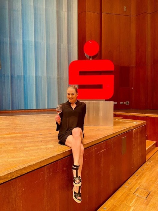 Marina Skulditskaya mit ihrem Handstand-Showact Vision im Graf-Zeppelin-Haus in Friedrichshafen