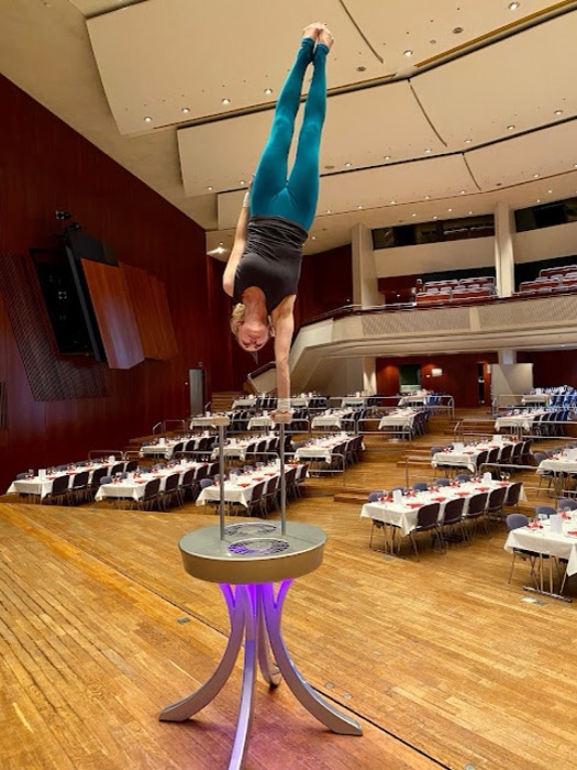 Marina Skulditskaya mit ihrem Handstand-Showact Vision im Graf-Zeppelin-Haus in Friedrichshafen