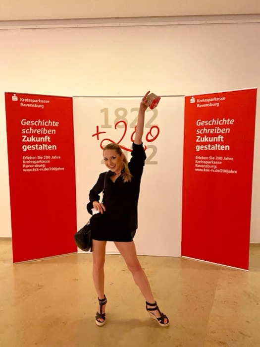 Marina Skulditskaya mit ihrem Handstand-Showact Vision im Graf-Zeppelin-Haus in Friedrichshafen