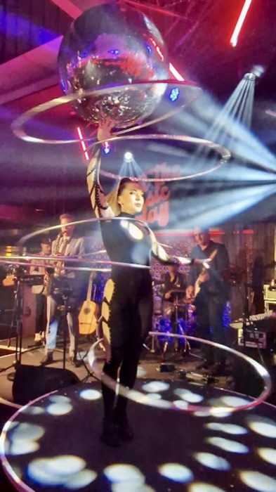 Marina Skulditskaya bei ihrem Showact mit Live-Band in der Spielbank Stuttgart
