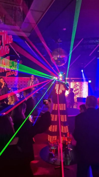 Marina Skulditskaya bei ihrem Showact mit Live-Band in der Spielbank Stuttgart