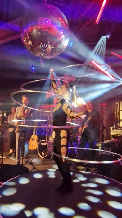 Marina Skulditskaya bei ihrem Showact mit Live-Band in der Spielbank Stuttgart