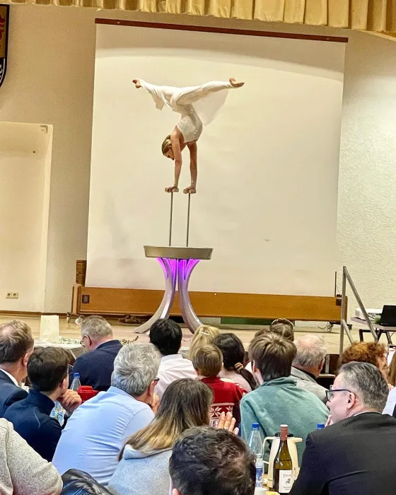 Marina Skulditskaya bei ihrem Handstand-Showact in Flonheim in Rheinhessen