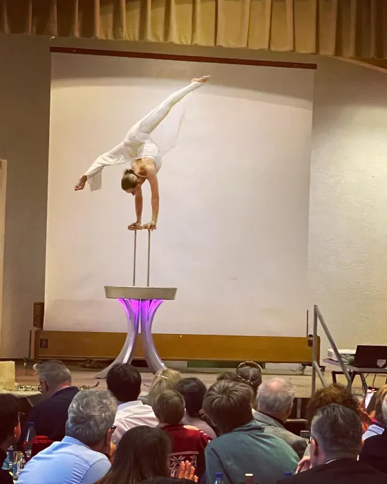 Marina Skulditskaya bei ihrem Handstand-Showact in Flonheim in Rheinhessen