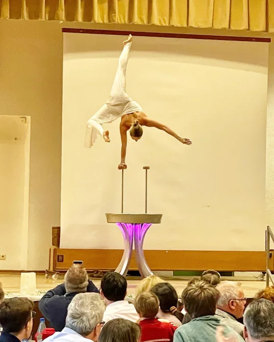 Marina Skulditskaya bei ihrem Handstand-Showact in Flonheim in Rheinhessen