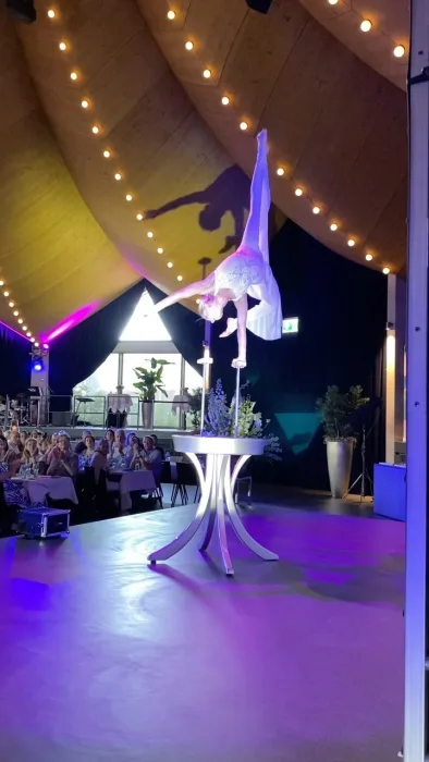 Marina Skulditskaya bei ihrem Handstand-Showact in Rapperswil in der Schweiz