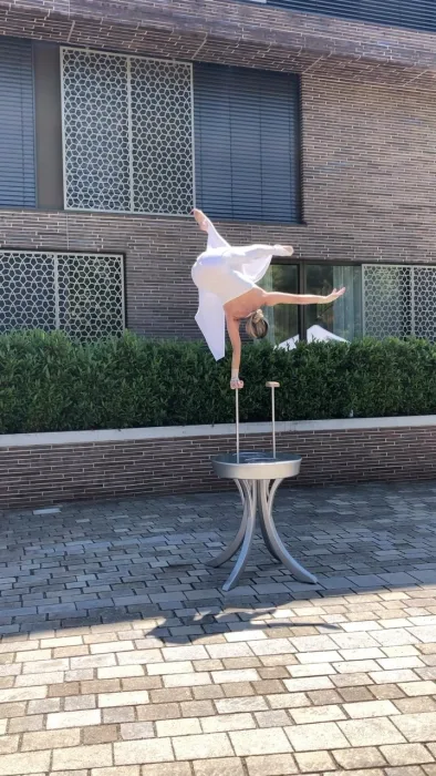 Marina Skulditskaya bei ihrem Handstand-Showact beim Open Air Street N Art in Nagold
