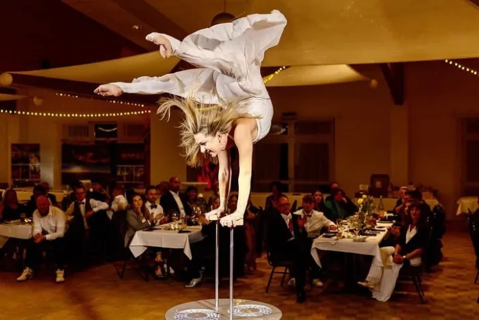 Marina Skulditskaya bei ihrem Handstand-Showact auf der Jubiläumsgala 5 Jahre initiativ magazin in Stuttgart