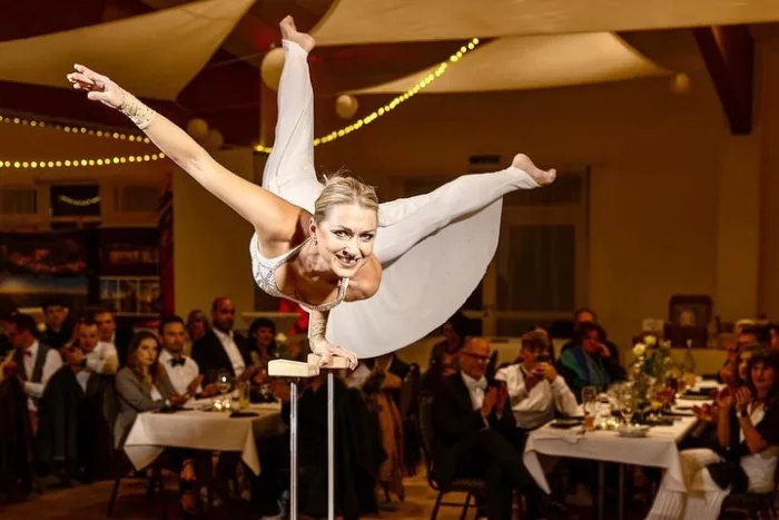 Marina Skulditskaya bei ihrem Handstand-Showact auf der Jubiläumsgala 5 Jahre initiativ magazin in Stuttgart