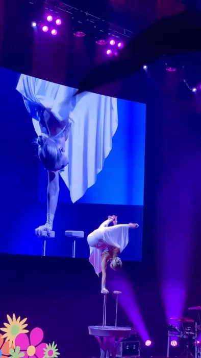 Marina Skulditskaya bei ihrem Handstand-Showact in der Motorworld Village Metzingen