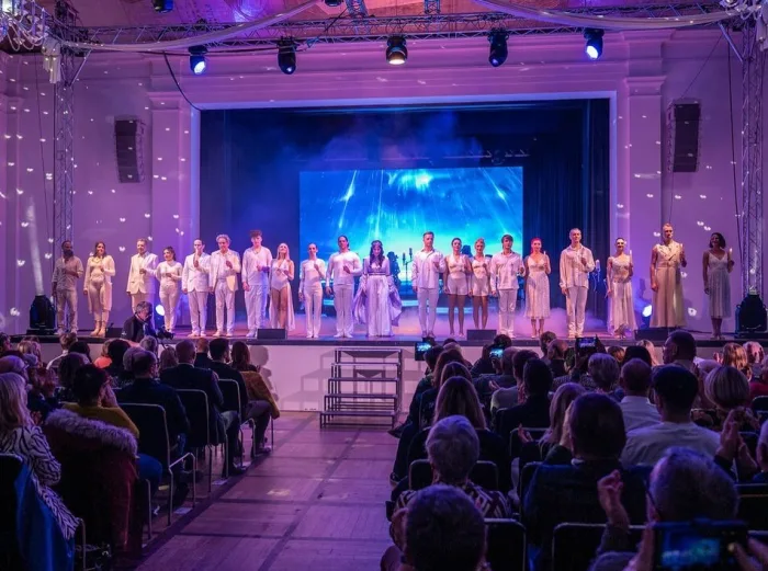 Marina Skulditskaya in der Show Ananda beim Winter Varieté Fulda in der Orangerie