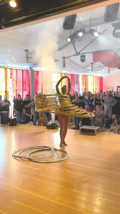 Marina Skulditskaya bei ihrem Handstand- und Hula-Hoop-Showact beim Männerfrühschoppen in Rothemann