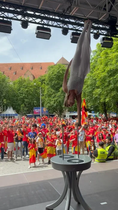 Marina Skulditskaya bei ihrem Handstand-Showact in der Fanzone am Karlsplatz in Stuttgart