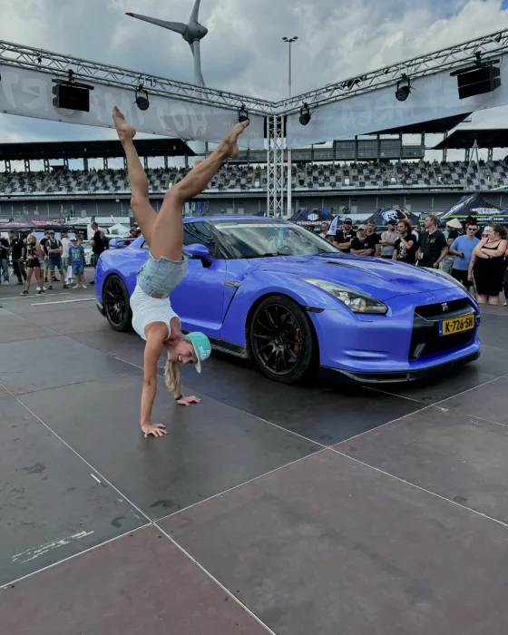 Marina Skulditskaya bei ihrem Handstand-Showact beim Reisbrennen am DEKRA Lausitzring