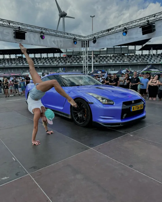Marina Skulditskaya bei ihrem Handstand-Showact beim Reisbrennen am DEKRA Lausitzring