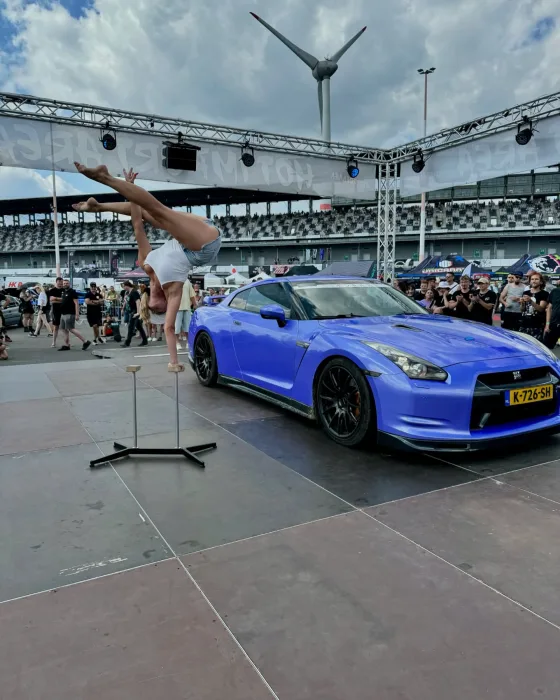 Marina Skulditskaya bei ihrem Handstand-Showact beim Reisbrennen am DEKRA Lausitzring
