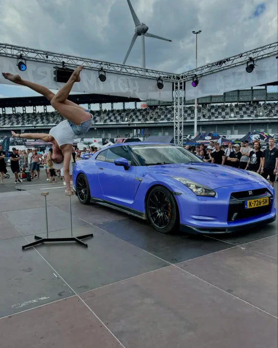 Marina Skulditskaya bei ihrem Handstand-Showact beim Reisbrennen am DEKRA Lausitzring