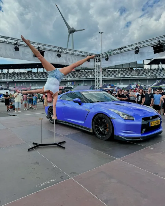 Marina Skulditskaya bei ihrem Handstand-Showact beim Reisbrennen am DEKRA Lausitzring